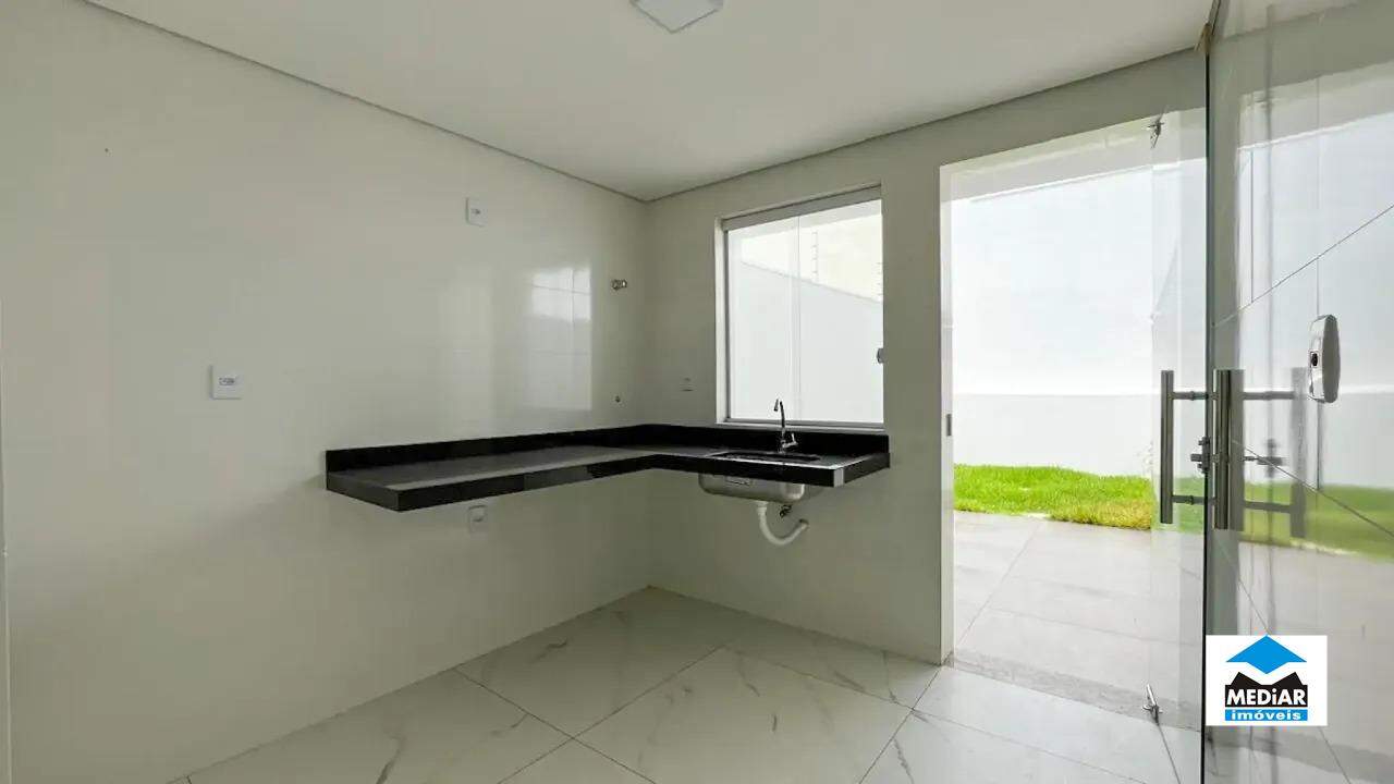 Casa à venda com 2 quartos, 80m² - Foto 2