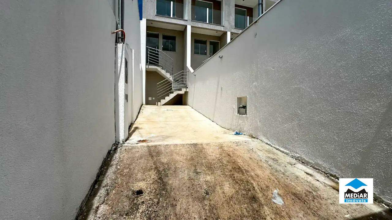 Casa à venda com 2 quartos, 80m² - Foto 4