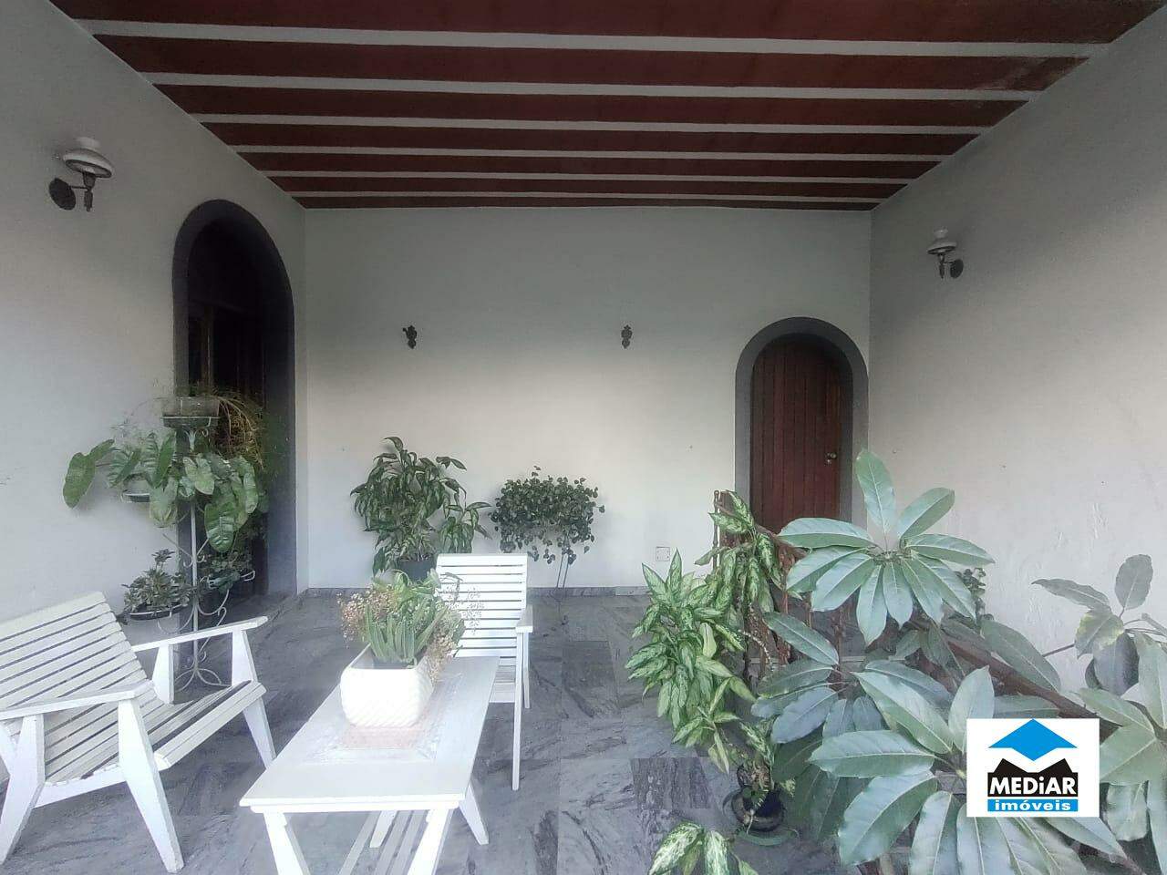 Casa para alugar com 4 quartos, 298m² - Foto 2