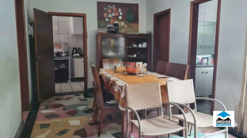 Casa à venda com 3 quartos, 150m² - Foto 1