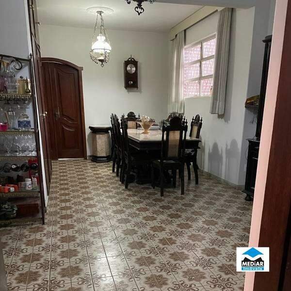 Casa à venda com 4 quartos, 273m² - Foto 1