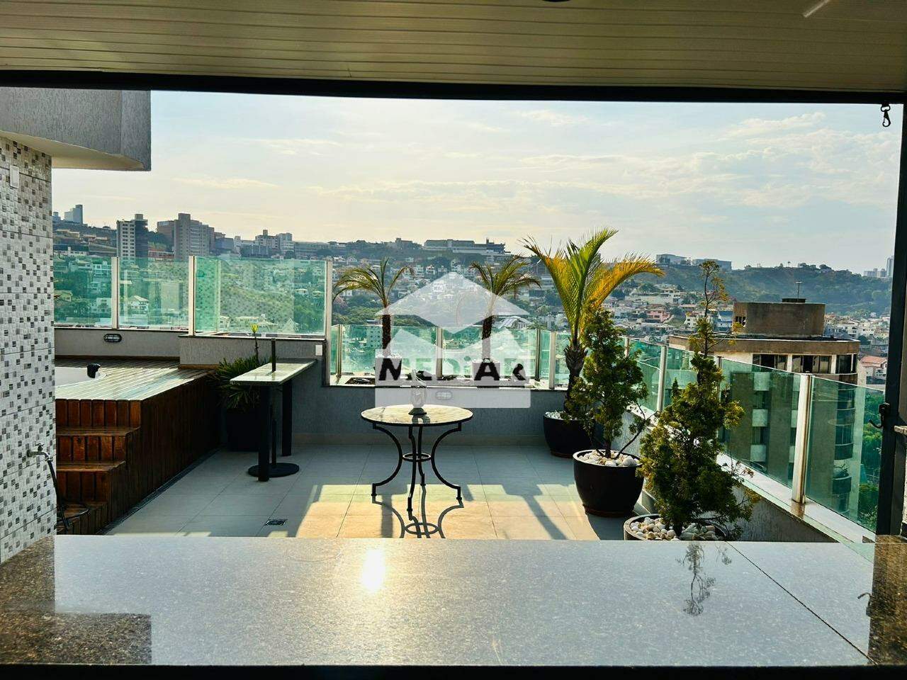 Cobertura à venda com 3 quartos, 250m² - Foto 2