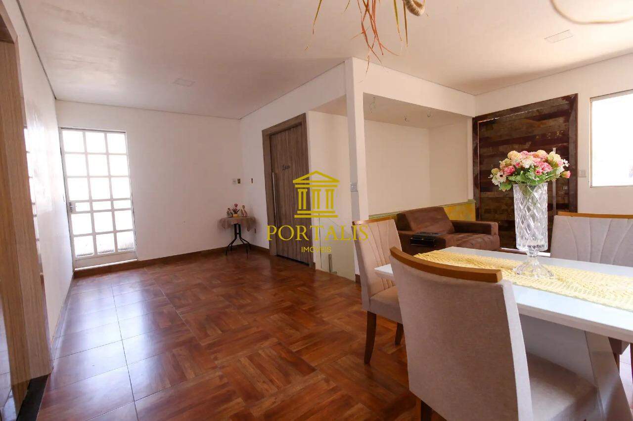 Casa à venda com 6 quartos, 280m² - Foto 2