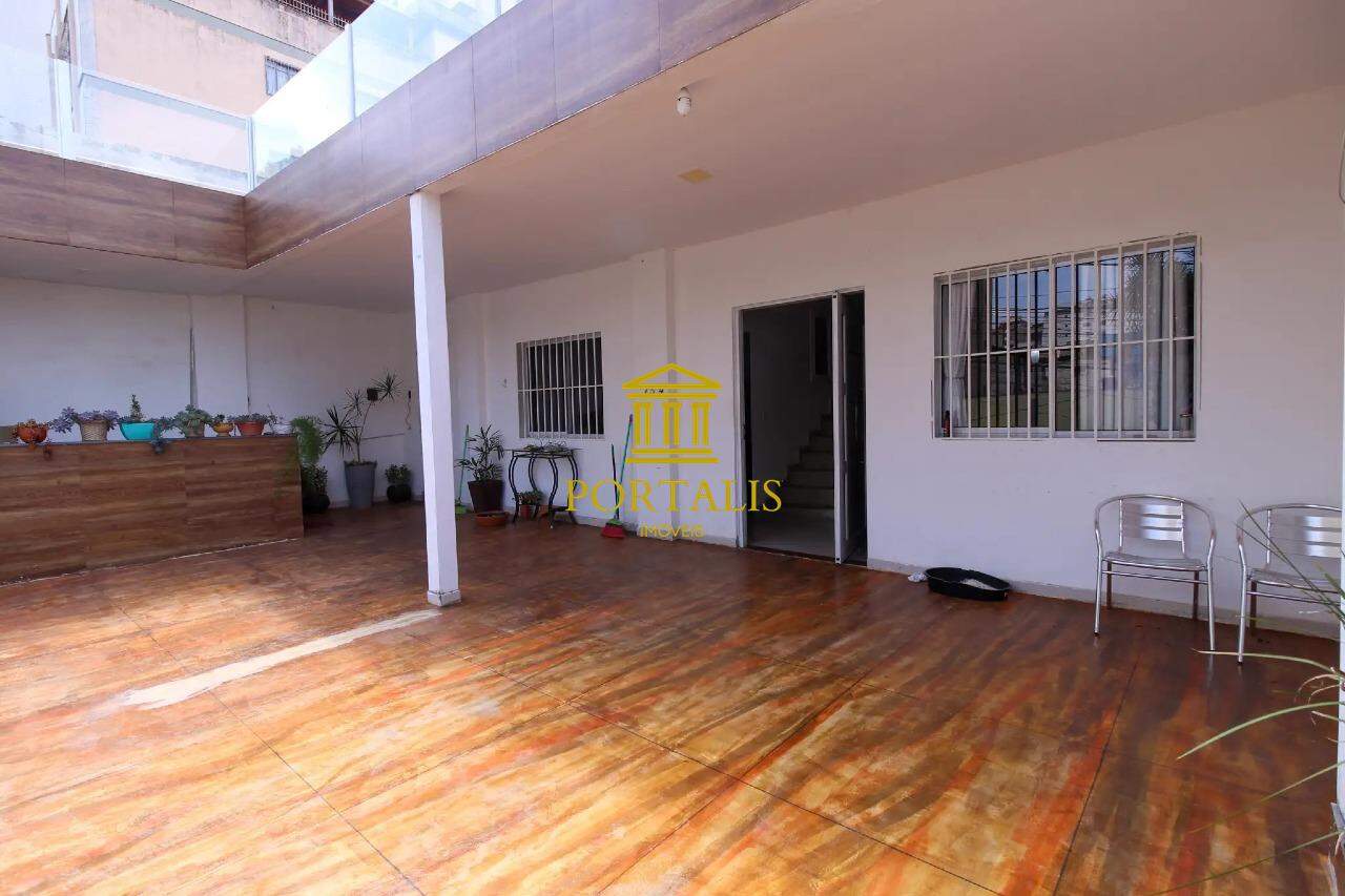 Casa à venda com 6 quartos, 280m² - Foto 1