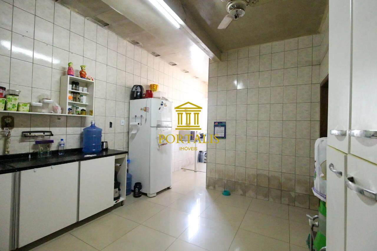 Casa à venda com 6 quartos, 280m² - Foto 17