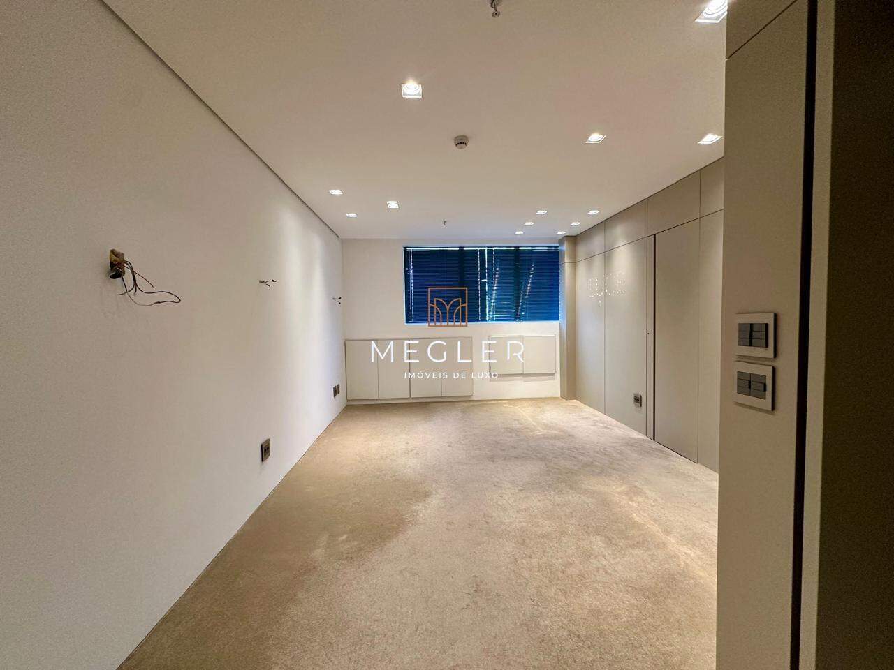 Sala à venda no Vila da Serra: 