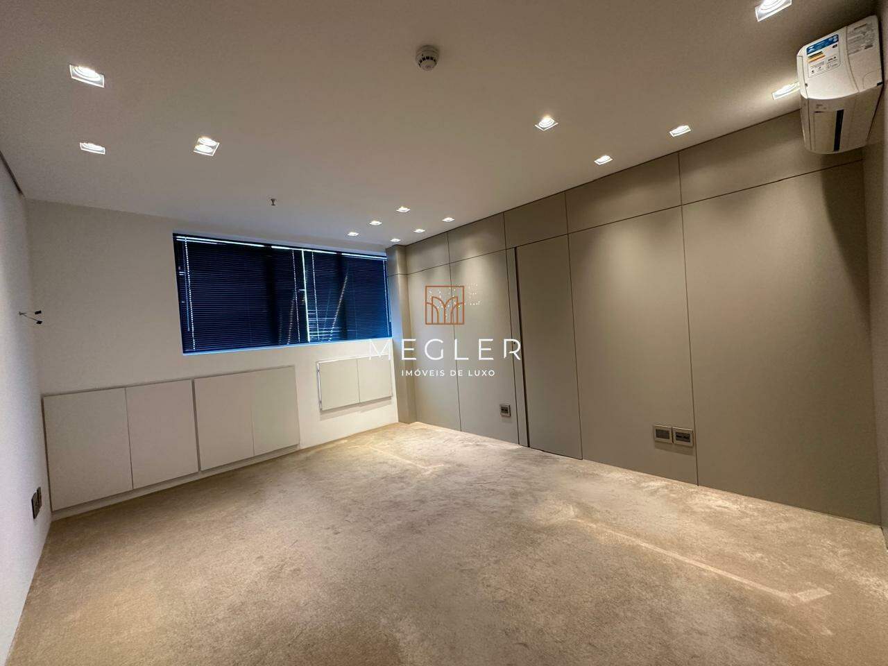 Sala à venda no Vila da Serra: 