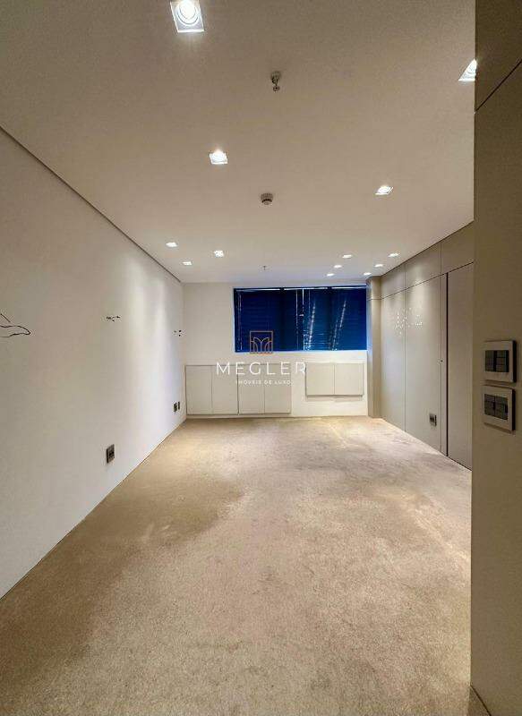 Sala à venda no Vila da Serra: 