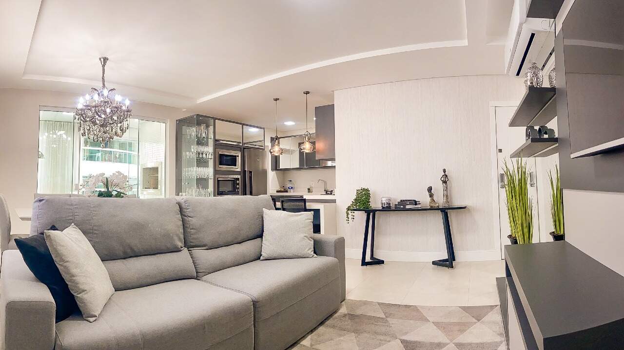 Apartamento à venda no Meia Praia: Sala de estar