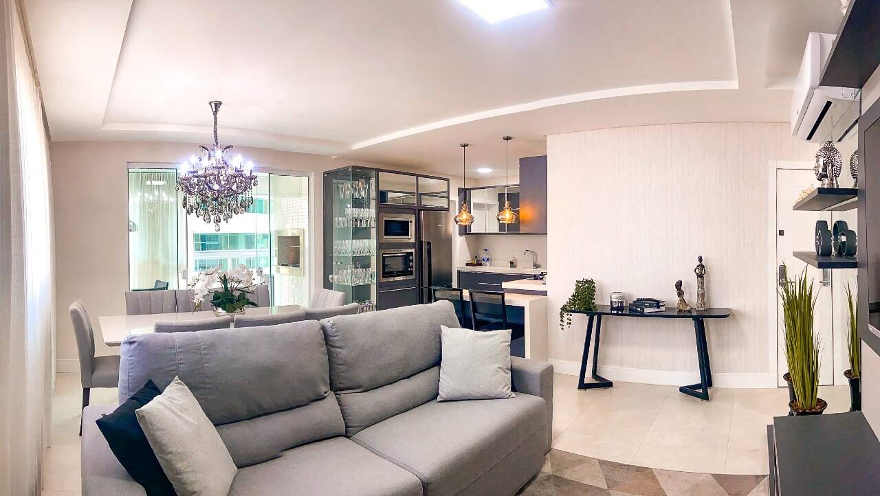 Apartamento à venda no Meia Praia: Sala de estar