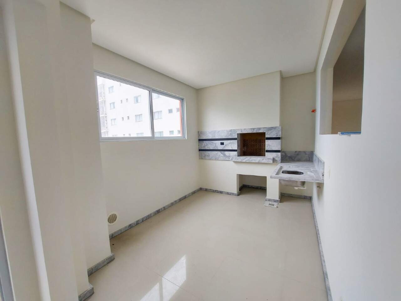 Apartamento à venda no Meia Praia: Sacada com churraqueirra