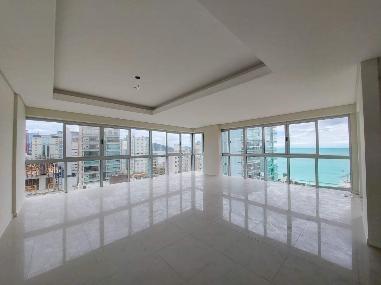Apartamento à venda no Meia Praia: Living integrado