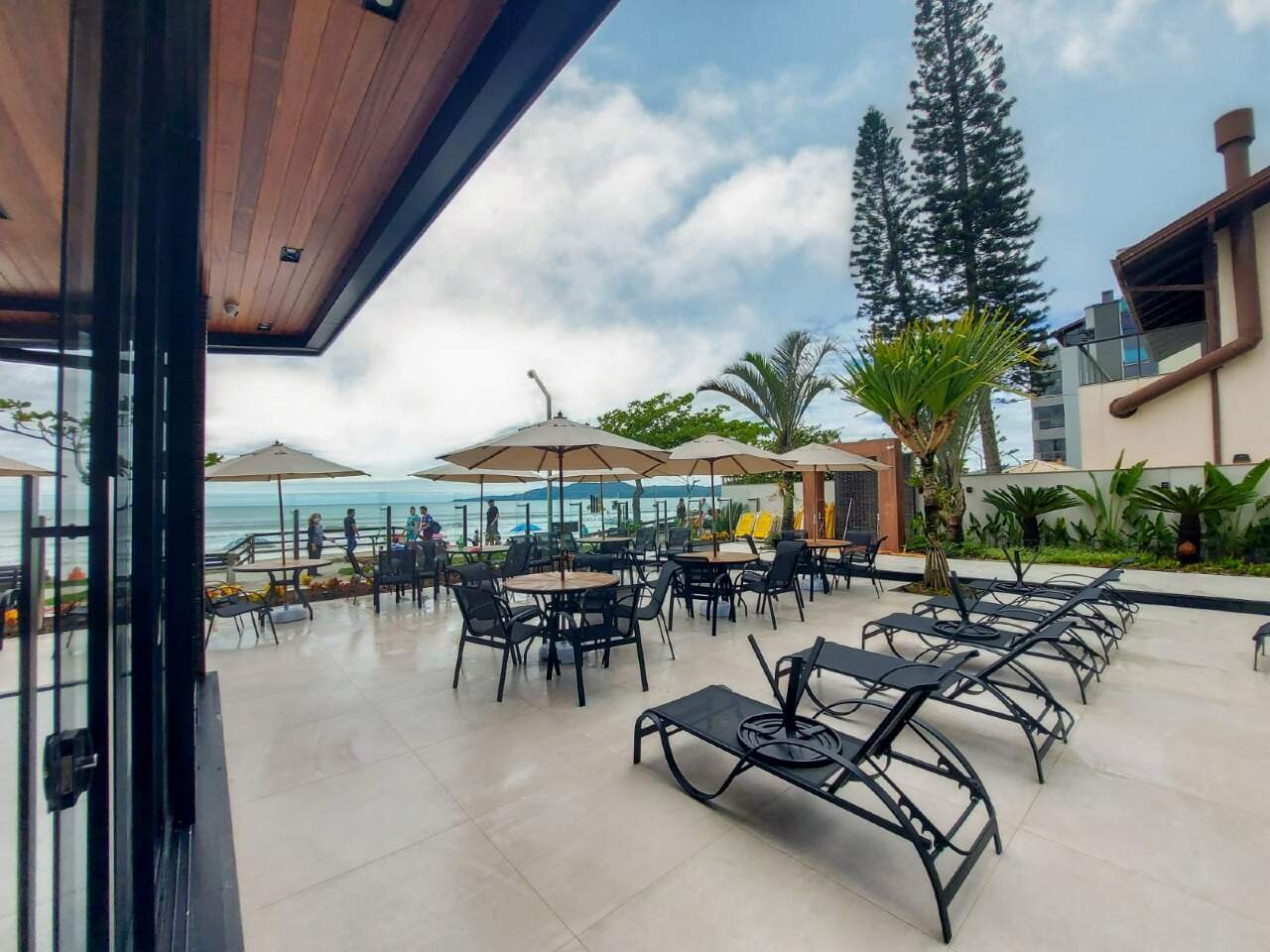 Apartamento à venda no Meia Praia: Estar externo