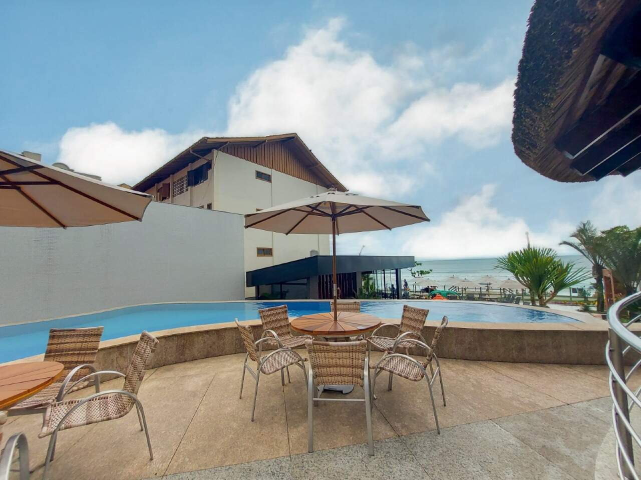 Apartamento à venda no Meia Praia: Piscinas externas 