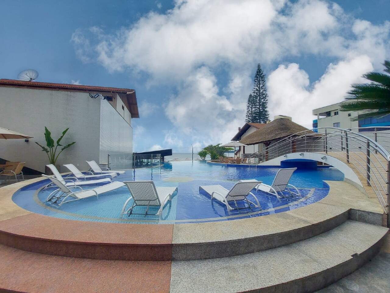 Apartamento à venda no Meia Praia: Piscinas externas 