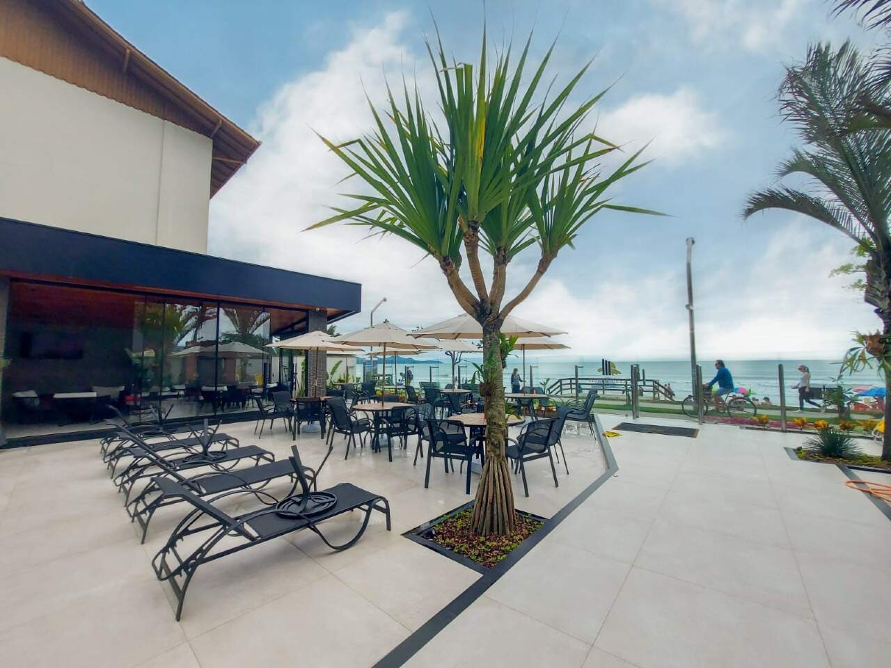 Apartamento à venda no Meia Praia: Estar externo