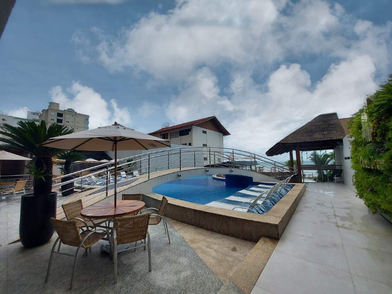 Apartamento à venda no Meia Praia: Piscinas externas 