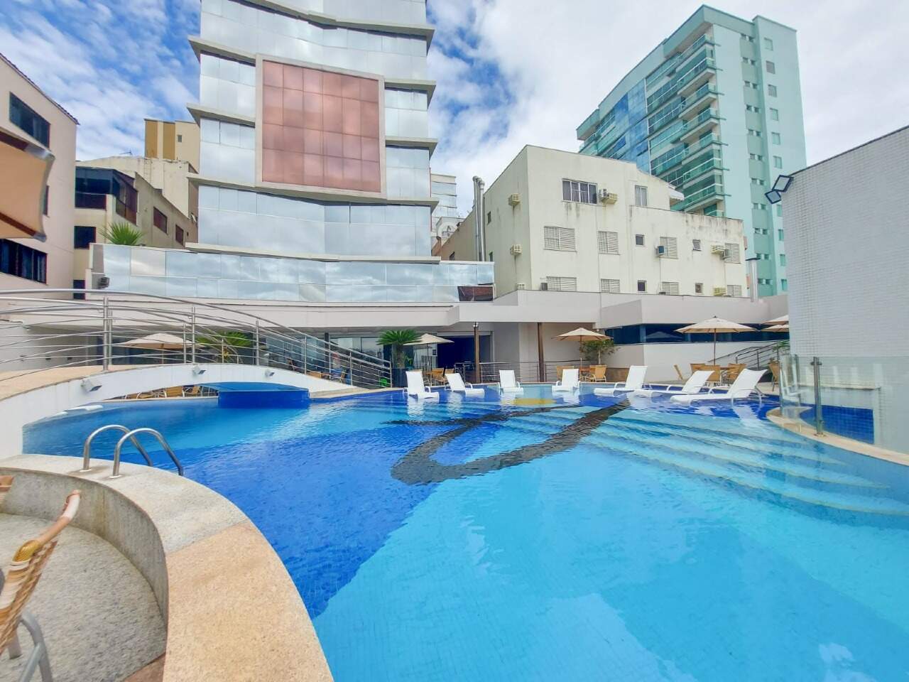 Apartamento à venda no Meia Praia: Piscinas externas 