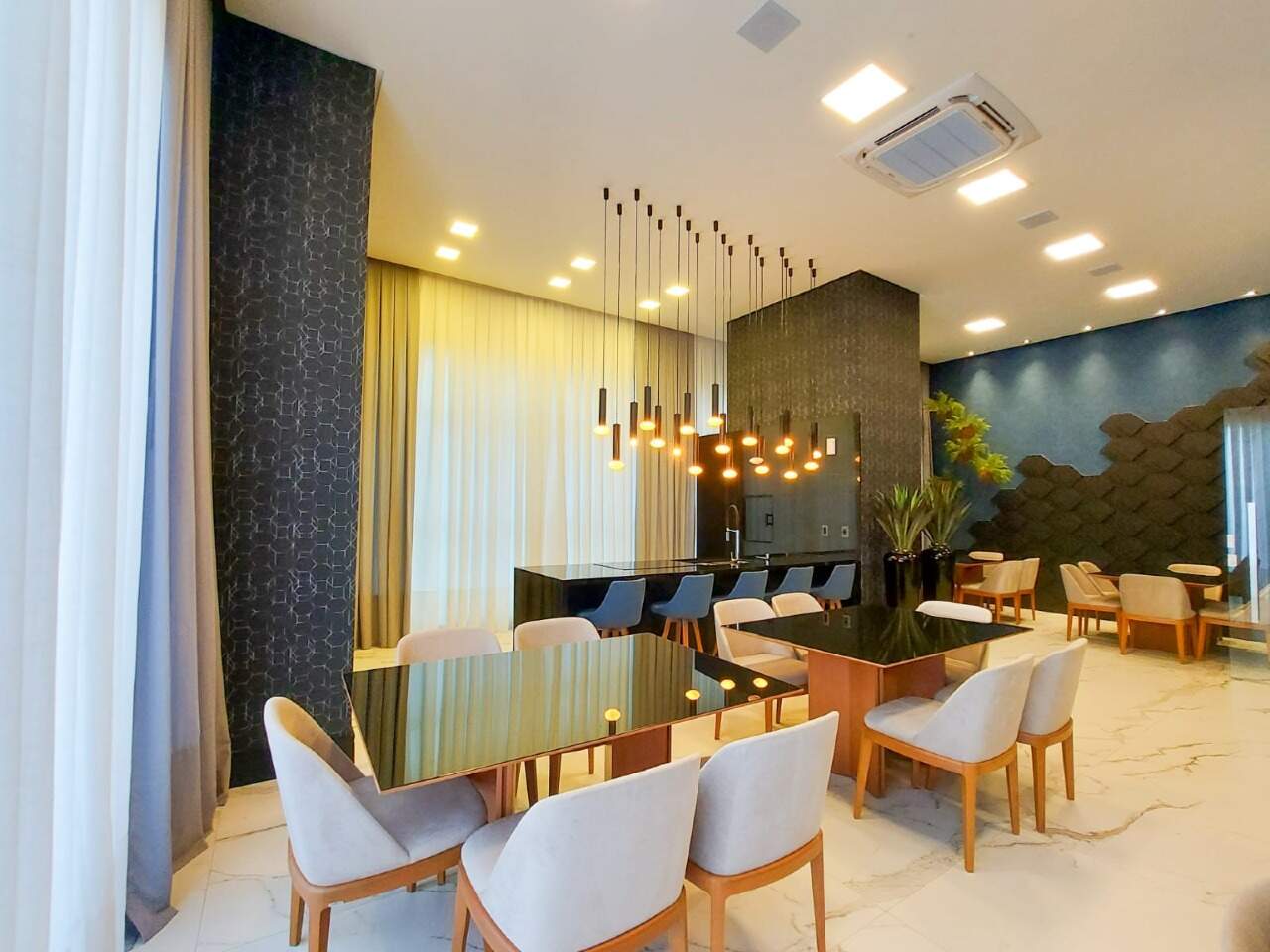 Apartamento à venda no Meia Praia: Salão de festas