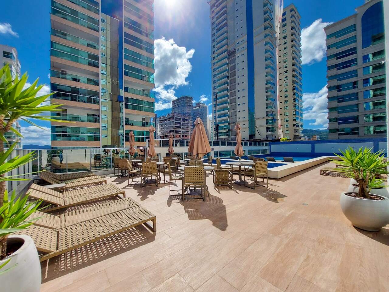 Apartamento à venda no Meia Praia: Piscina