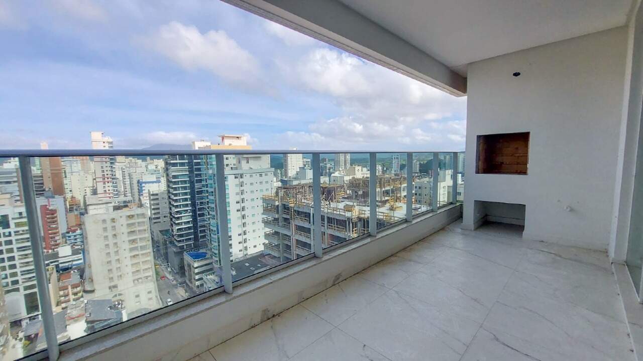 Apartamento à venda no Meia Praia: Sacada com churrasqueira