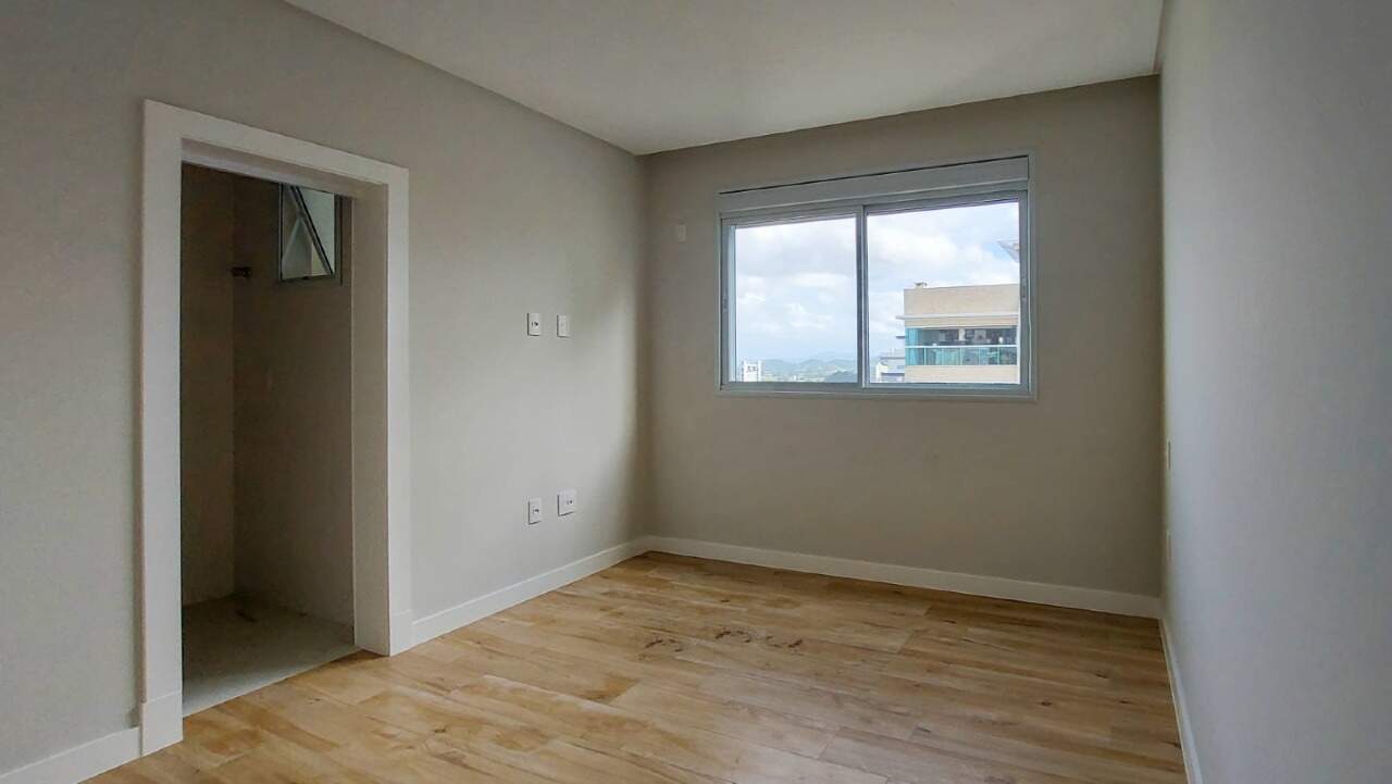 Apartamento à venda no Meia Praia: Suíte