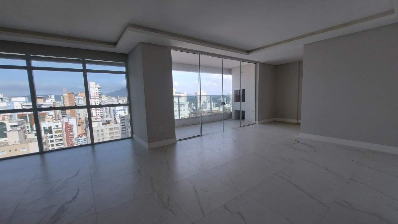 Apartamento à venda no Meia Praia: Living integrado