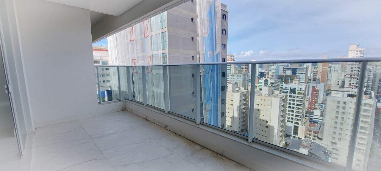 Apartamento à venda no Meia Praia: Sacada com churrasqueira