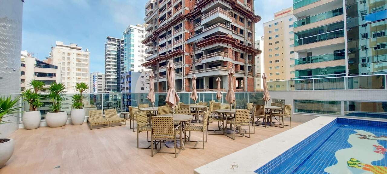 Apartamento à venda no Meia Praia: Piscina