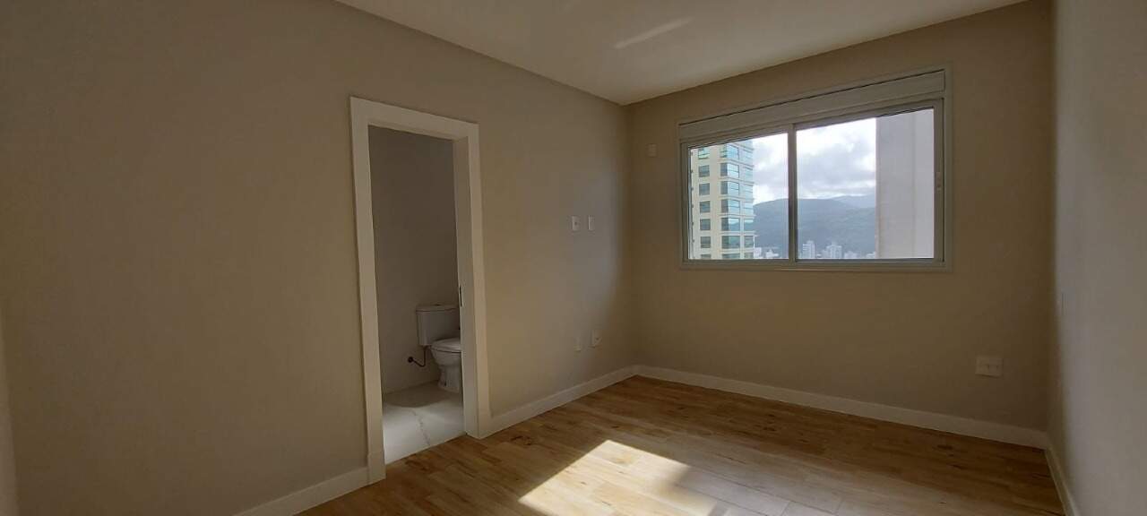 Apartamento à venda no Meia Praia: Suíte