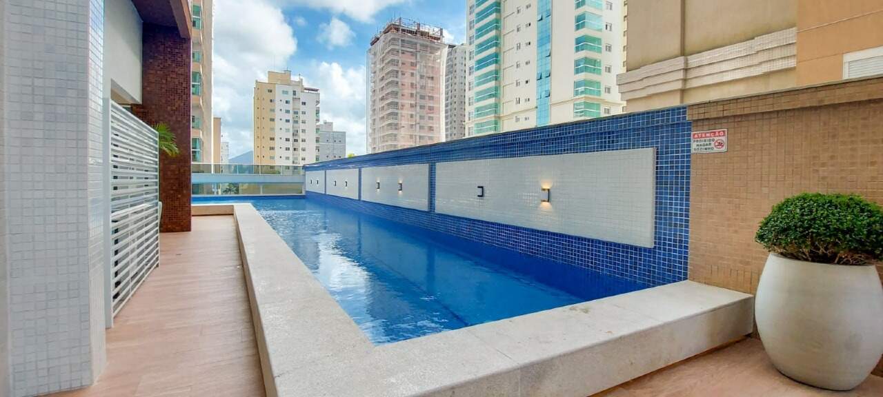 Apartamento à venda no Meia Praia: Piscina