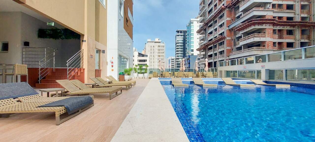 Apartamento à venda no Meia Praia: Piscina