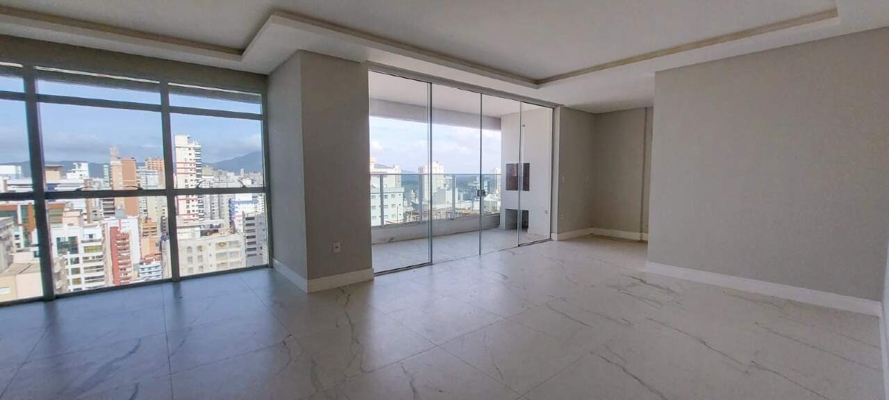 Apartamento à venda no Meia Praia: Living integrado