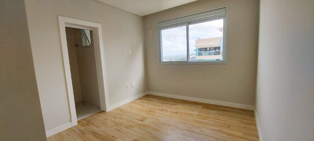 Apartamento à venda no Meia Praia: Suíte