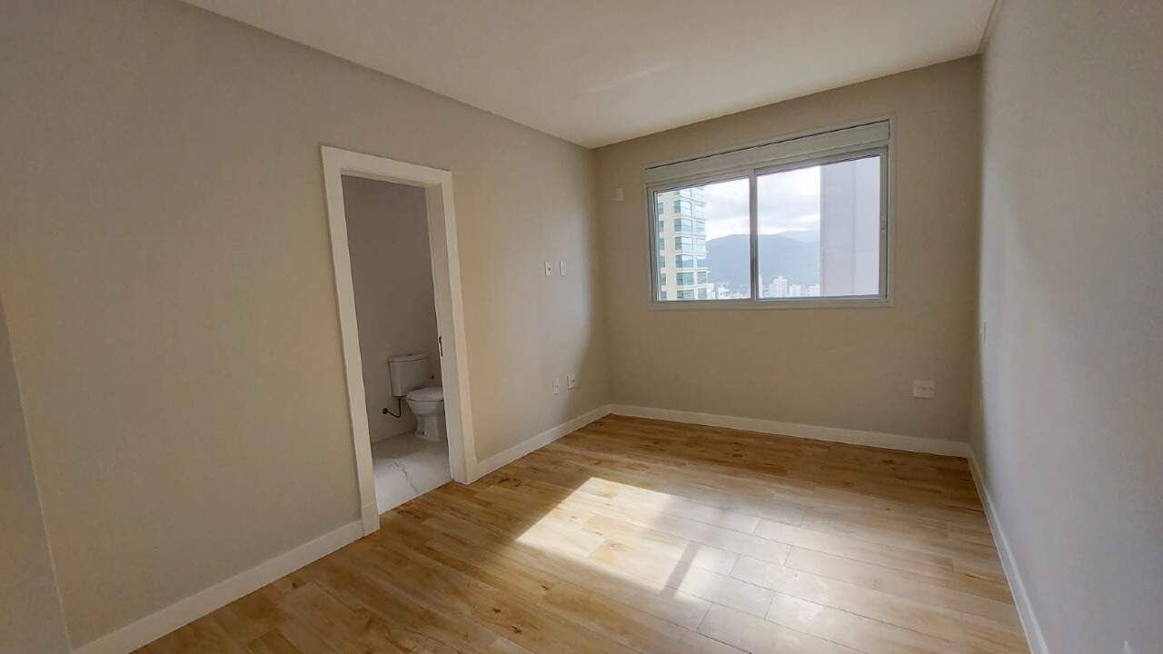 Apartamento à venda no Meia Praia: Suíte