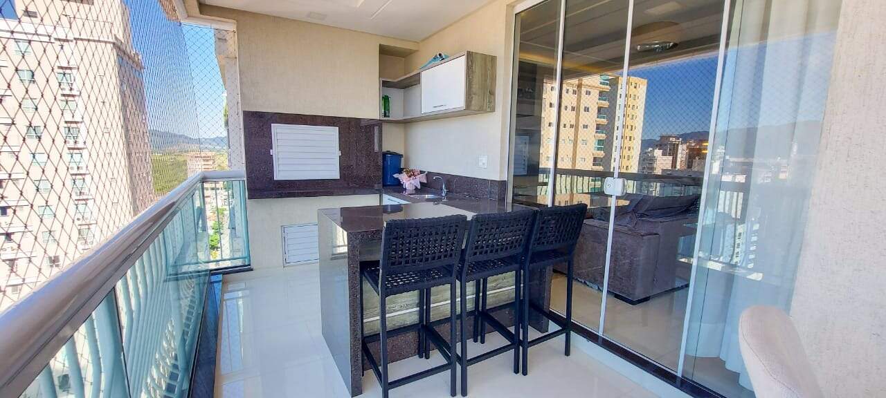 Apartamento à venda no Meia Praia: Sacada com churrasqueira 