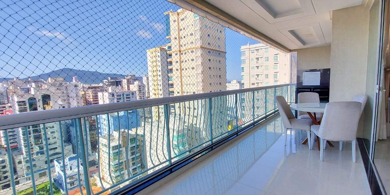 Apartamento à venda no Meia Praia: Sacada com churrasqueira 