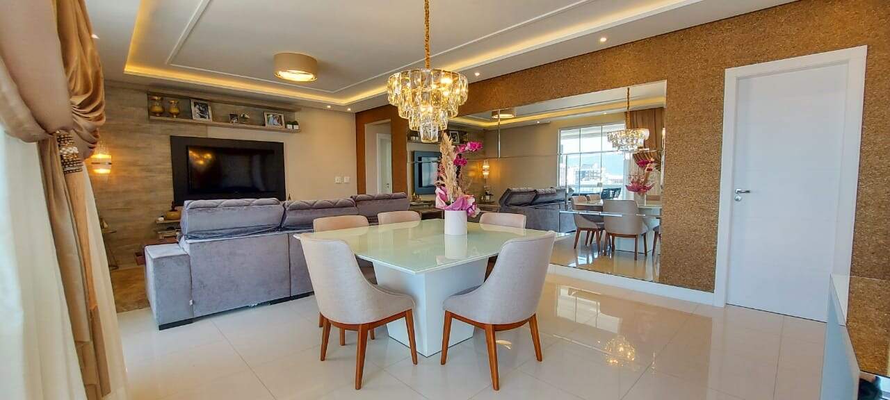 Apartamento à venda no Meia Praia: Sala de jantar