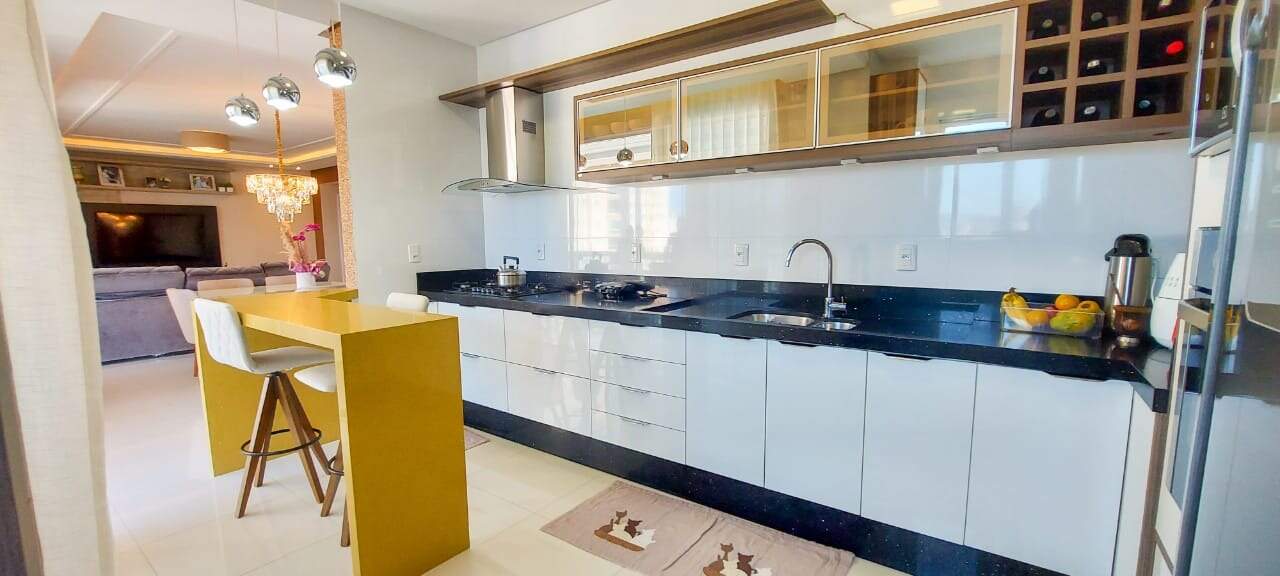 Apartamento à venda no Meia Praia: Cozinha