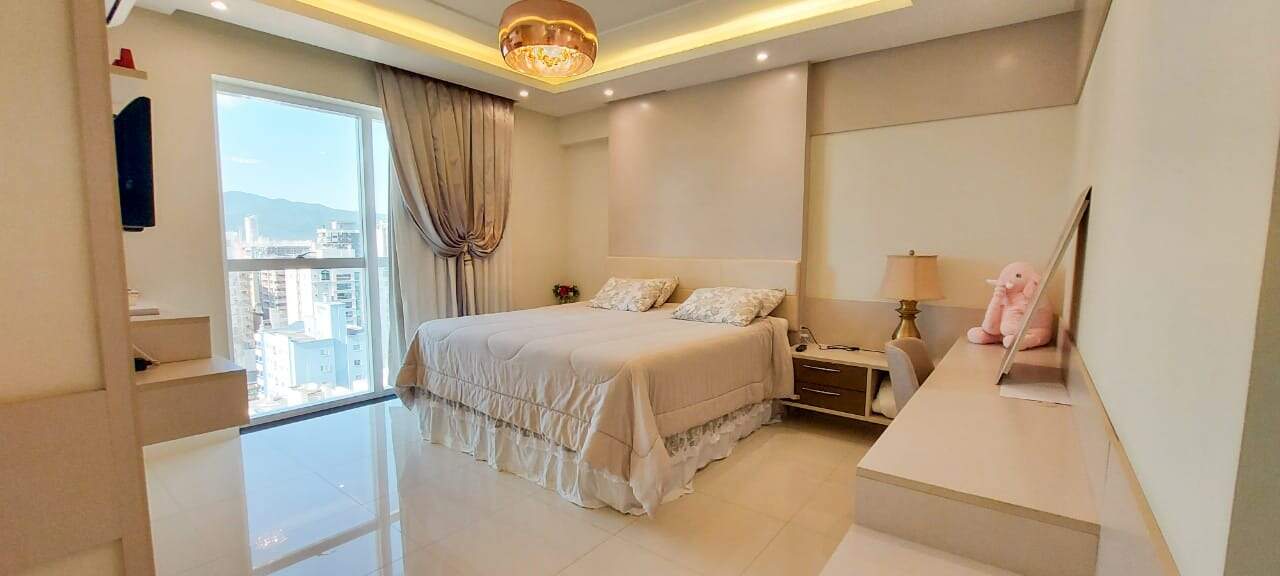 Apartamento à venda no Meia Praia: Suíte Master