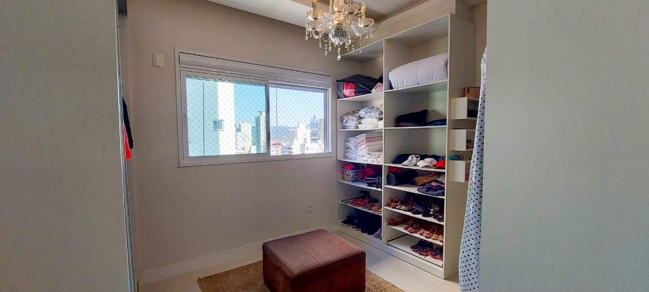 Apartamento à venda no Meia Praia: Suíte