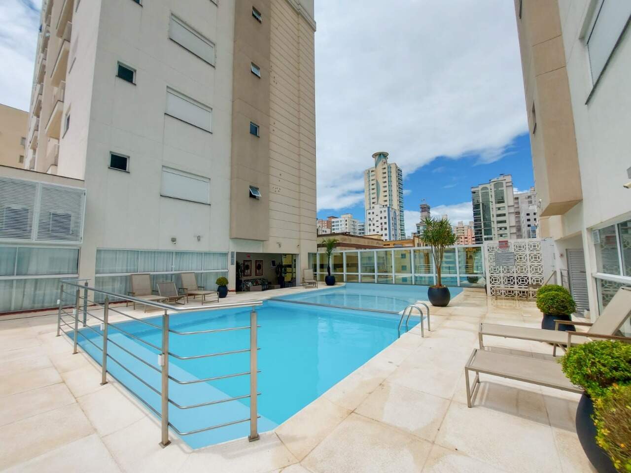 Apartamento à venda no Meia Praia: Piscinas