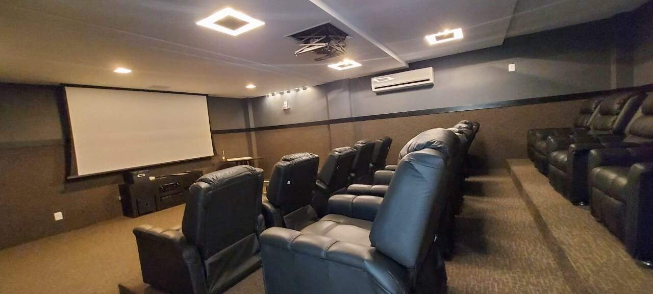 Apartamento à venda no Meia Praia: Cinema 