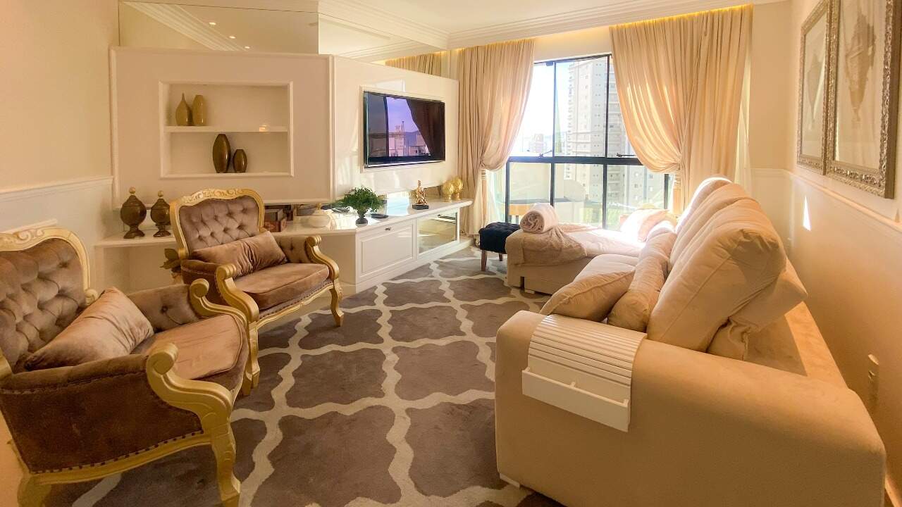 Apartamento à venda no Meia Praia: Sala de estar