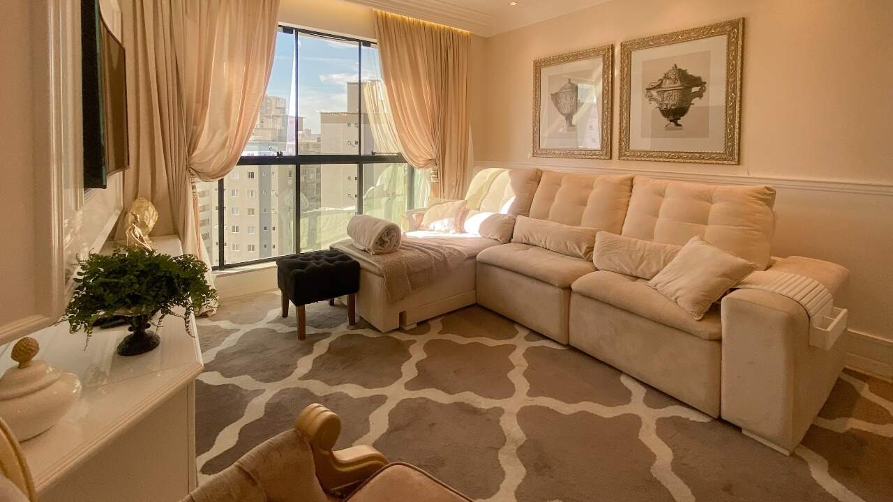 Apartamento à venda no Meia Praia: Sala de estar