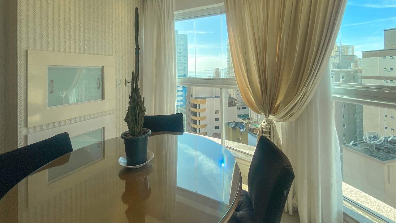 Apartamento à venda no Meia Praia: Sacada