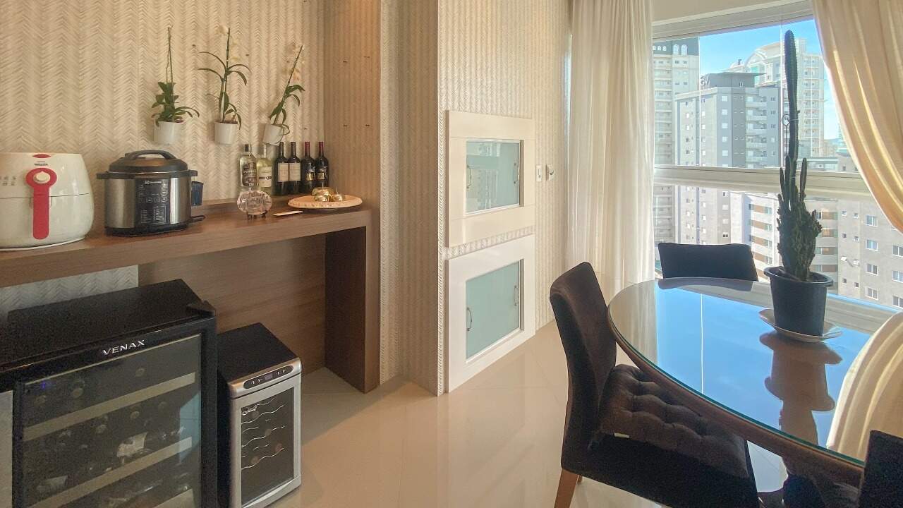 Apartamento à venda no Meia Praia: Sacada integrada com churrasqueira