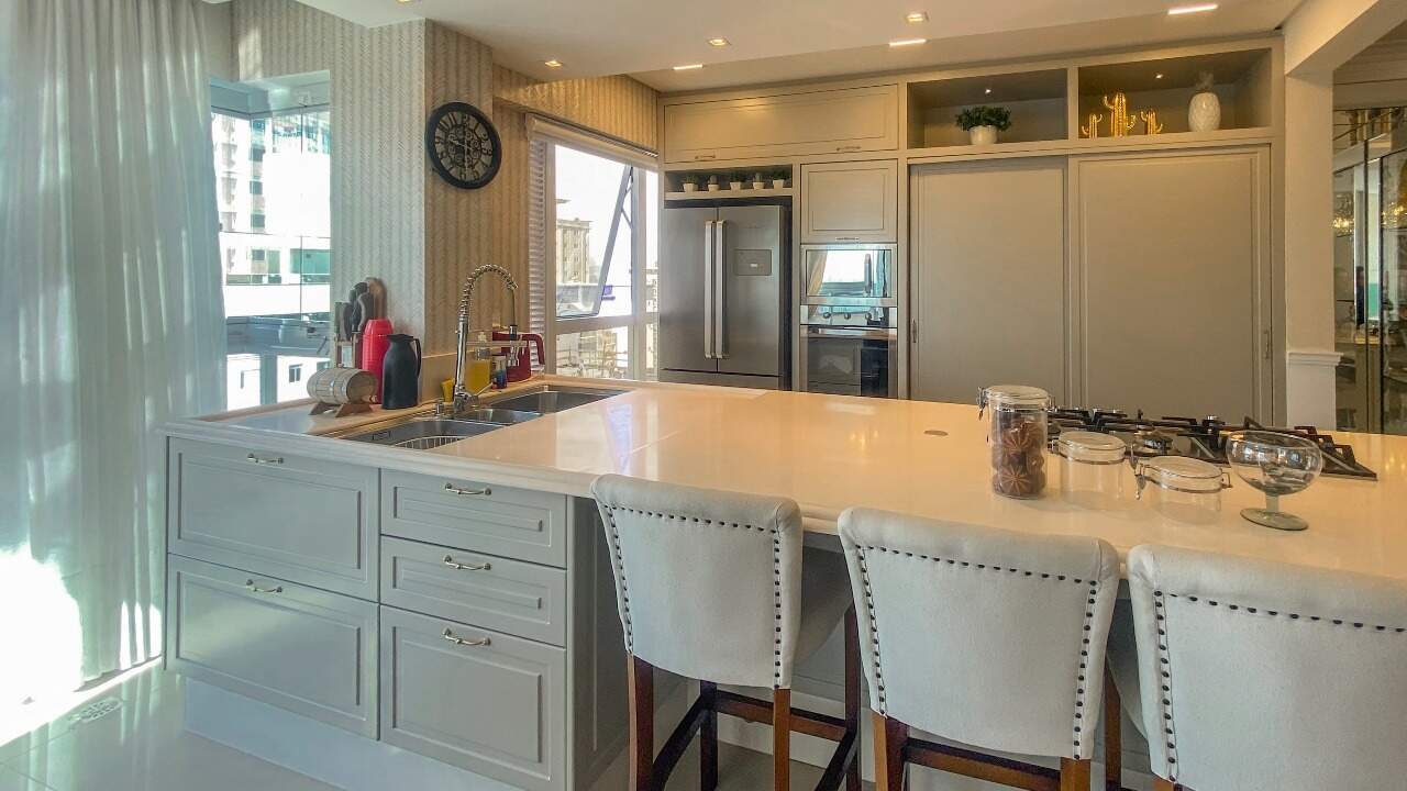 Apartamento à venda no Meia Praia: Cozinha integrada