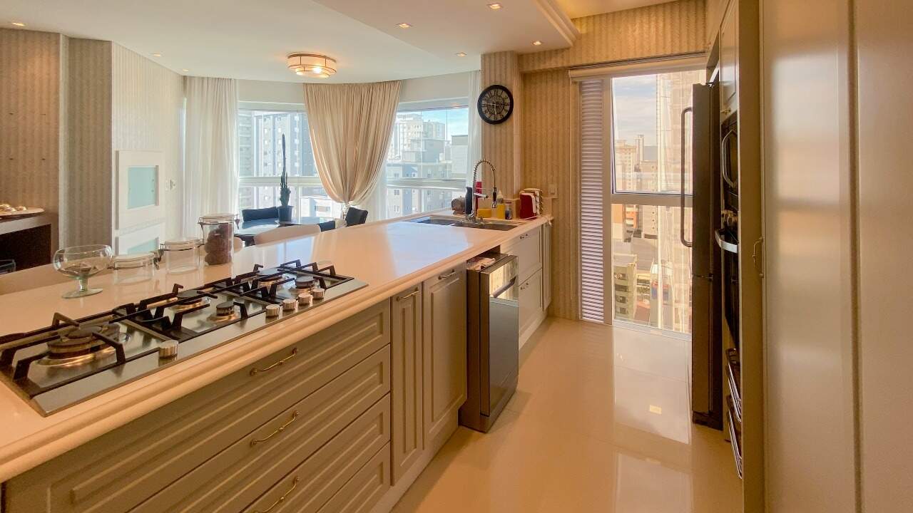 Apartamento à venda no Meia Praia: Cozinha integrada