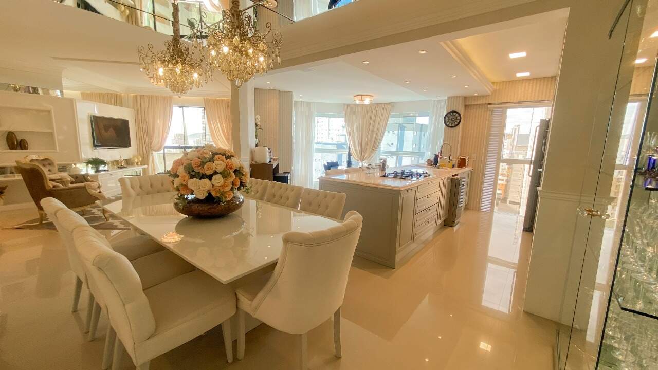 Apartamento à venda no Meia Praia: Sala de jantar